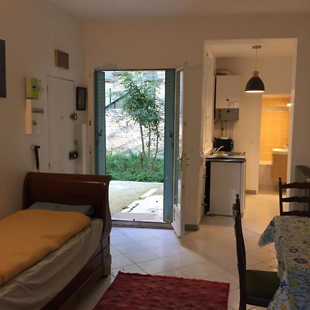 Proche Du Chateau De Versaillles Une Chambre Avec Jardin Versailles Kültér fotó